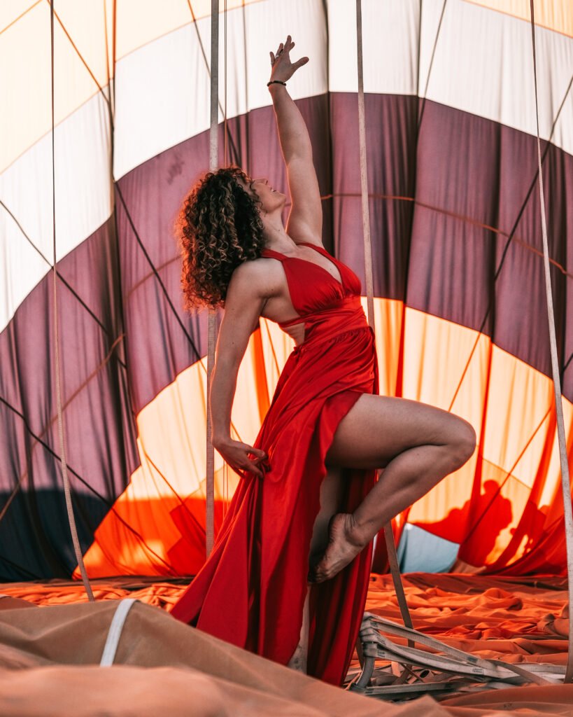 Portrait en flying dress dans une montgolfière. Photo de Johan Richomme.