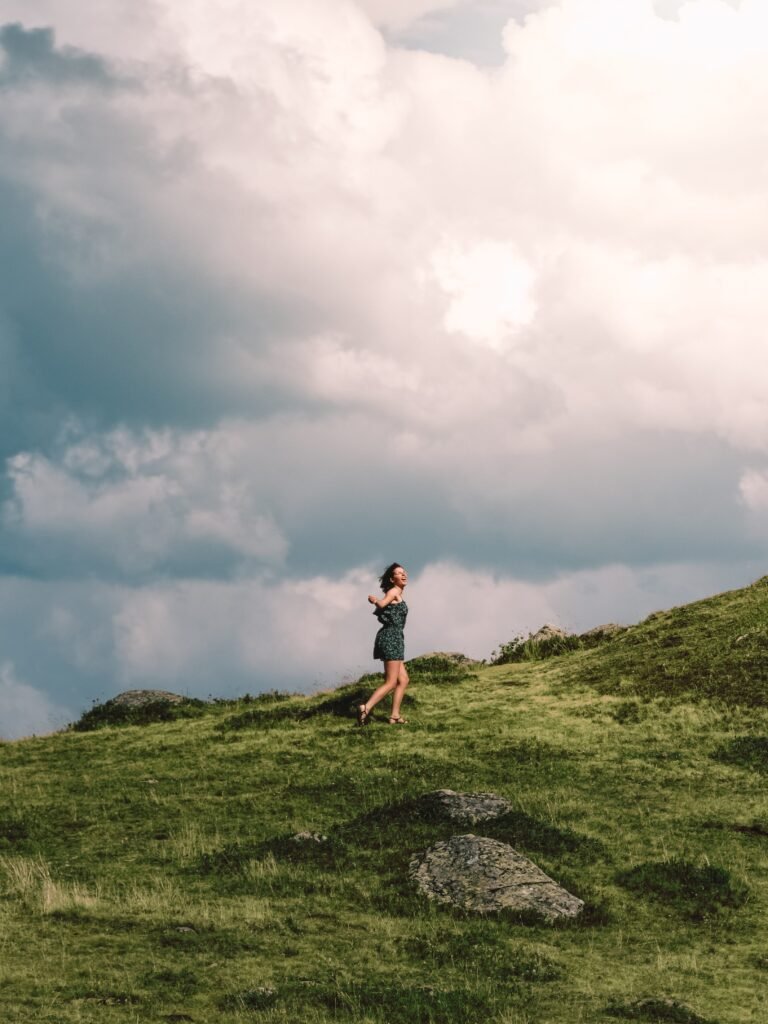 Jeune fille heureuse en montagne. Photo de Johan Richomme.