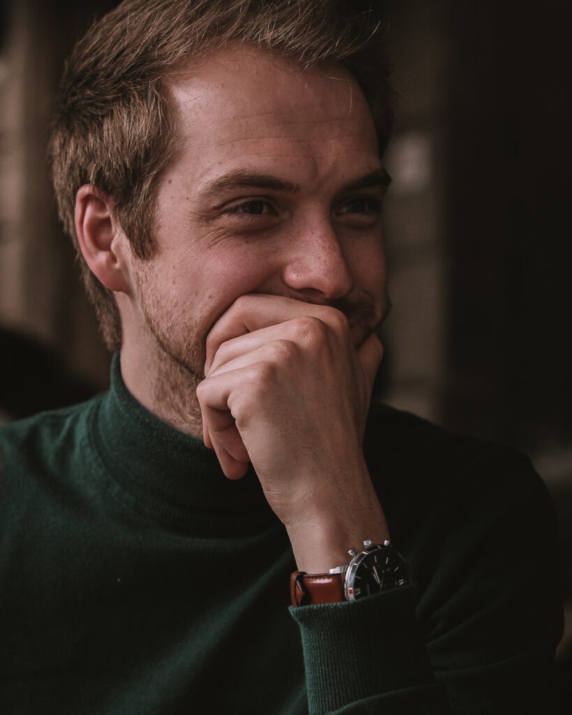 Portrait élégant d'un homme avec une montre. Photo de Johan Richomme.