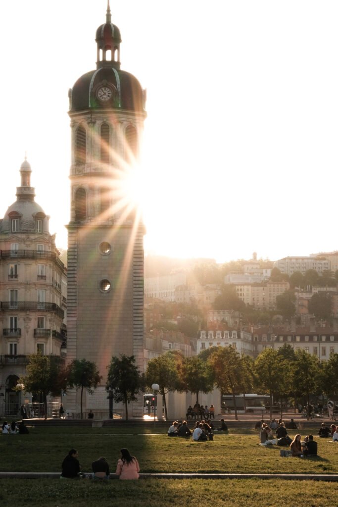 Coucher de soleil sur la Place Antonin Poncet avec instants de vie. Photo de Johan Richomme.