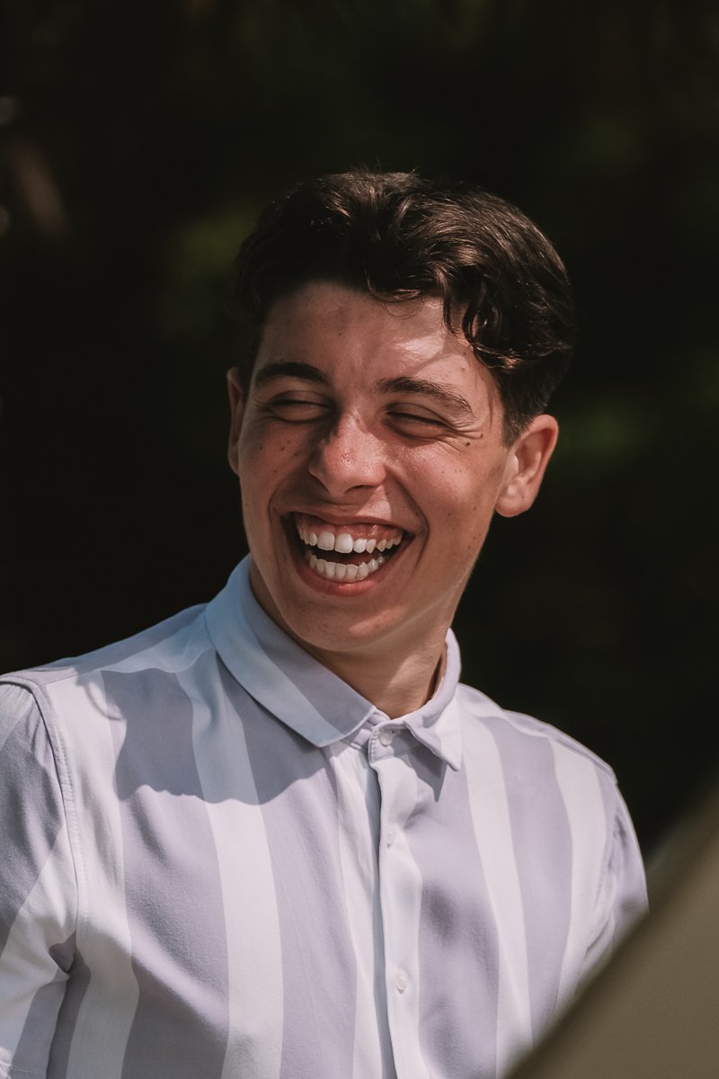 Portrait d'un jeune homme souriant pris au cours d'un anniversaire. Photo de Johan Richomme