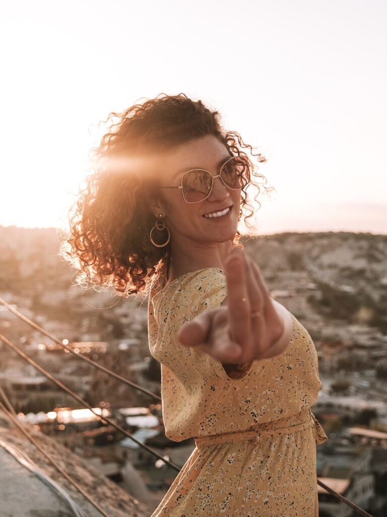 Portrait d'une jeune femme au coucher de soleil. Photo de Johan Richomme.