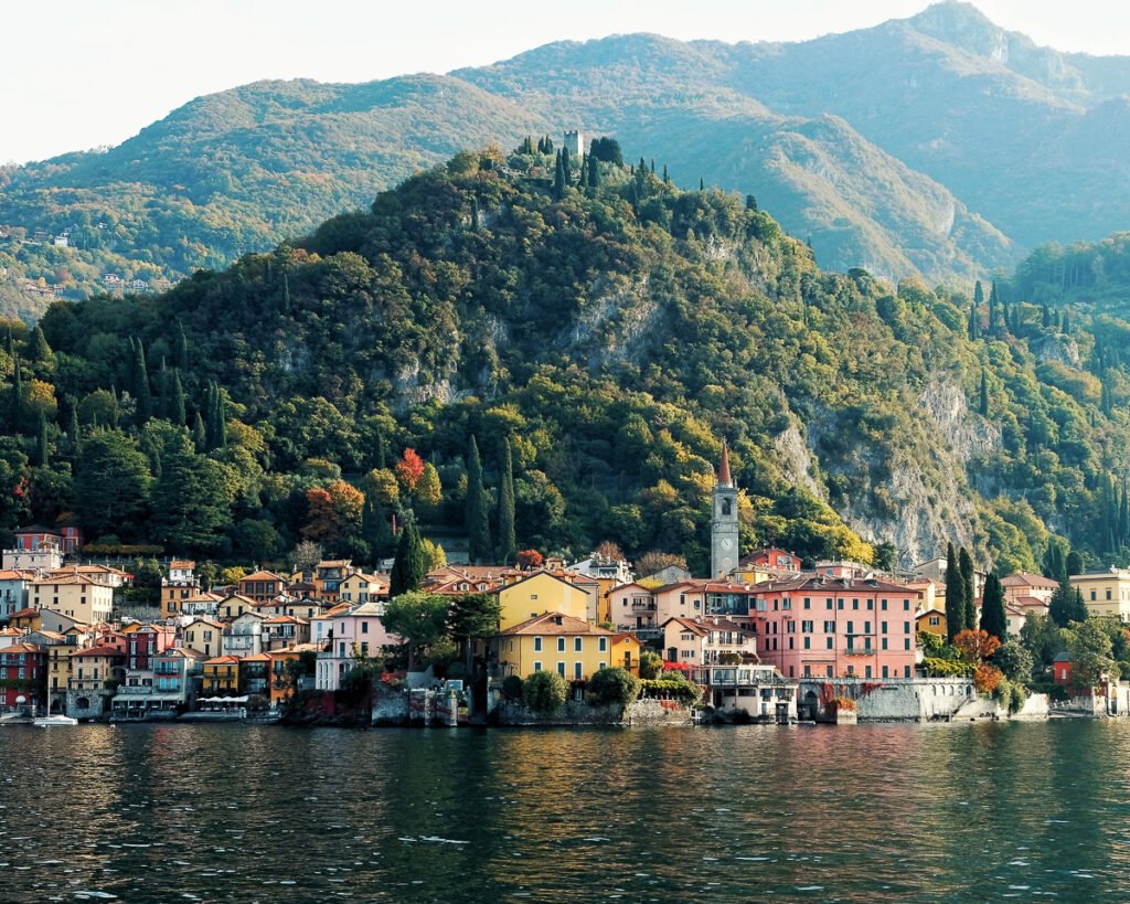 Photo de la ville de Varenna aux abords du Lac de Come prise par Johan Richomme Photographie