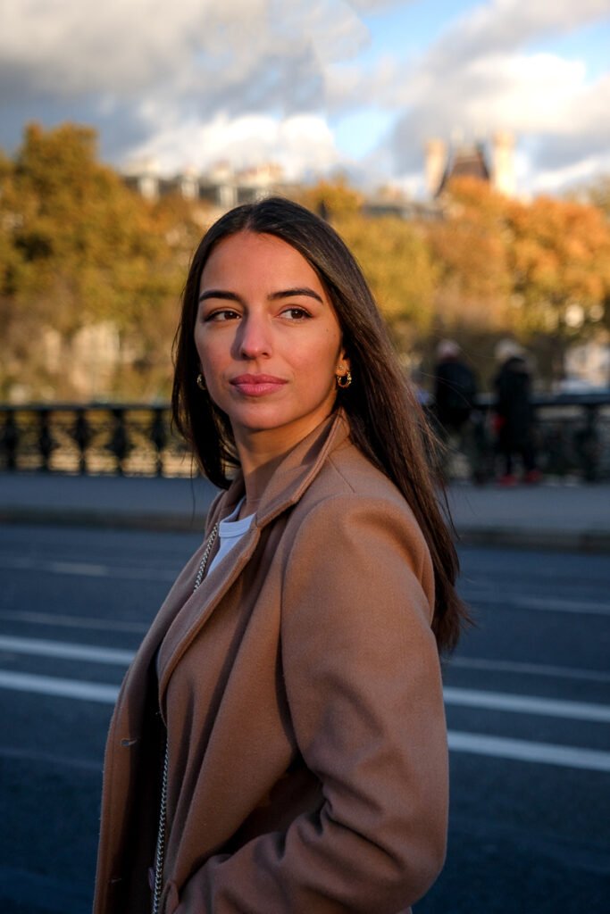 Portrait jeune femme golden hour