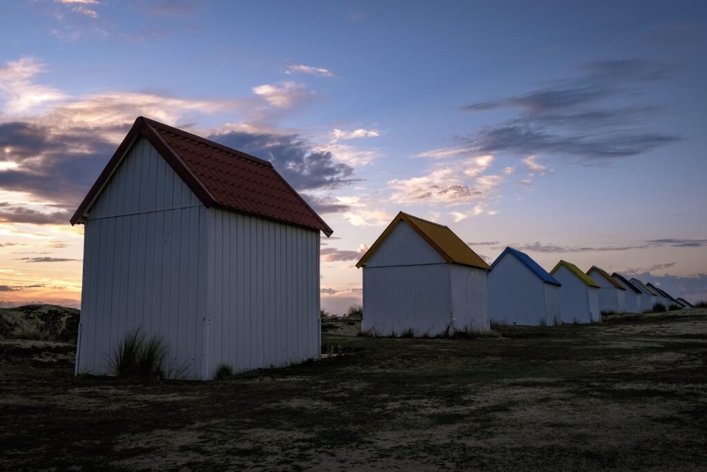 Coucher de soleil sur les cabanes de Gouville-sur-Mer. Photo de Johan Richomme