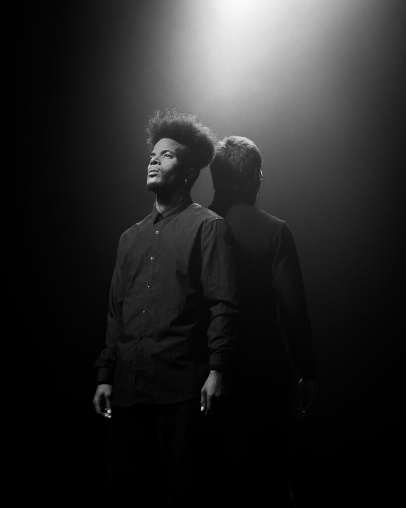 Photo d'un spectacle de danse en noir et blanc. Photo de Johan Richomme.