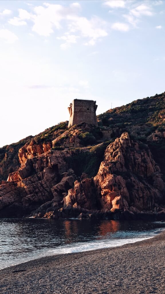 Coucher de soleil sur la tour de Porto, Corse prise par Johan Richomme Photographie