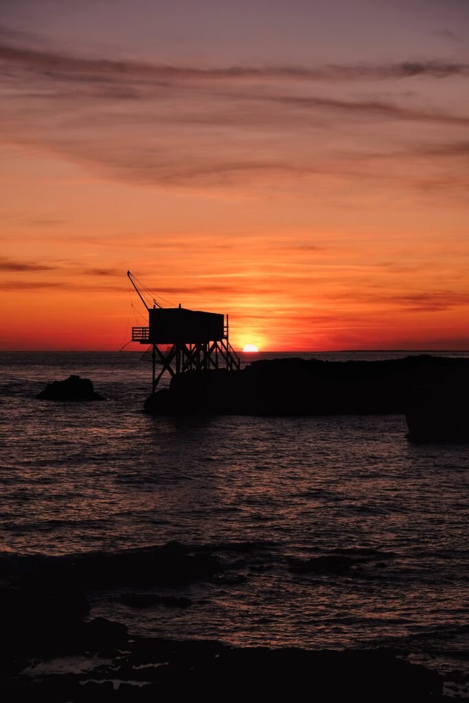 Coucher de soleil sur cabane de pêcheur à La Palmyre. Photo de Johan Richomme.