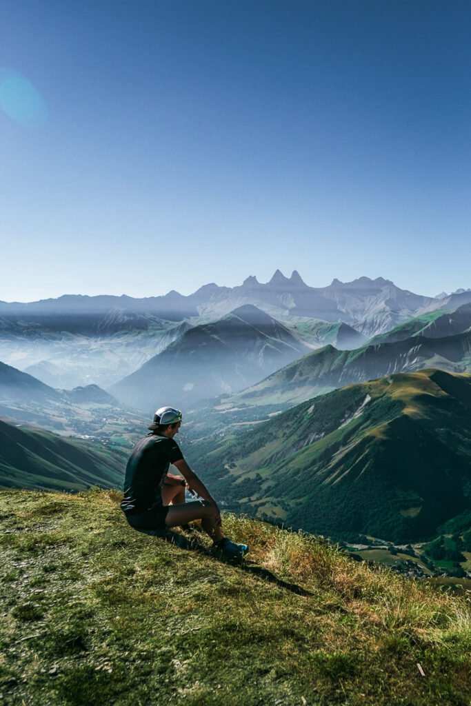 Photo d'un randonneur dans les Alpes - Saint Jean d'Arves prise par Johan Richomme